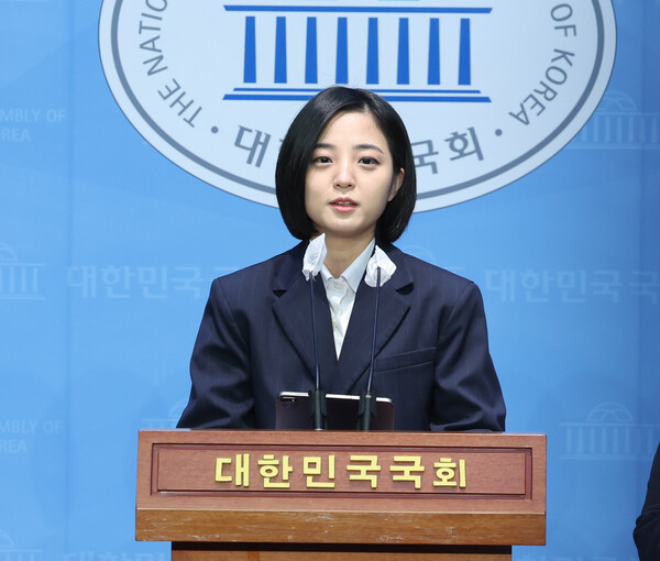 류호정 정의당 의원이 15일 서울 여의도 국회 소통관에서 열린 거취 표명 기자회견에서 "정의당 탈당하고 의원직 내려놓겠다"고 밝히고 있다. 2024.1.15ⓒ뉴스1
