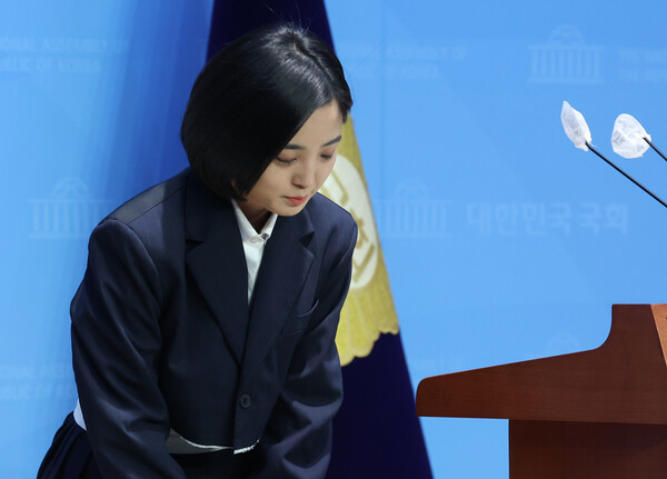 류호정 정의당 의원이 15일 서울 여의도 국회 소통관에서 정의당 탈당 기자회견을 마치고 인사를 하고 있다. 2024.1.15ⓒ뉴스1