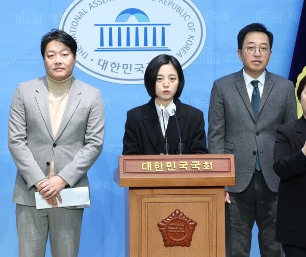 류호정 정의당 의원과 금태섭 '새로운선택' 창당준비위원장, 조성주 '세번째권력' 공동운영위원장이 8일 서울 여의도 국회 소통관에서 새로운선택·세번째권력 공동 신당 창당 기자회견을 하고 있다. 2023.12.8ⓒ뉴스1