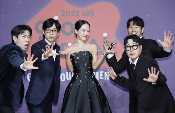 '런닝맹' 양세찬(왼쪽부터)과 유재석, 송지효, 하하, 김종국이 30일 오후 서울 마포구 상암 SBS 프리즘타워에서 진행된 ‘2023 SBS 연예대상’ 레드카펫 행사에서 포즈를 취하고 있다. 2023.12.30./뉴스1