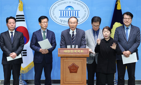 신경민 전 더불어민주당 의원, 최운열 전 의원, 최성 전 고양시장, 장덕천 전 부천시장, 이근규 전 제천시장이 15일 서울 여의도 국회 소통관에서 더불어민주당 탈당 및 새로운미래 참여 기자회견을 하고 있다. 2024.1.15ⓒ뉴스1