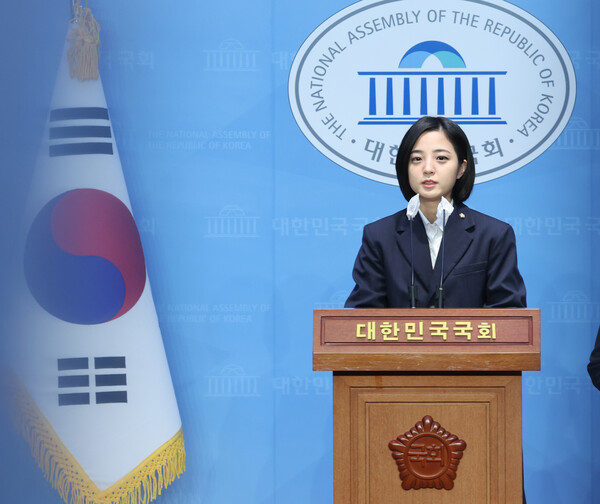 류호정 정의당 의원이 15일 서울 여의도 국회 소통관에서 열린 거취 표명 기자회견에서 "정의당 탈당하고 의원직 내려놓겠다"고 밝히고 있다. 2024.1.15ⓒ뉴스1