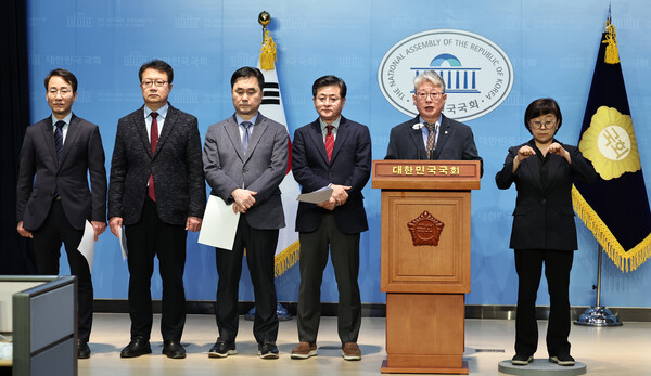 더불어민주당 탈당을 선언한 '원칙과상식' 의원들이 12일 오전 서울 여의도 국회 소통관에서 '미래대연합(가칭)' 창당 선언 기자회견을 하고 있다. 오른쪽 두번째부터 조응천 의원, 박원석 전 정의당 의원, 김종민 의원, 정태근 전 한나라당 의원, 이원욱 의원. 2024.1.12ⓒ뉴스1