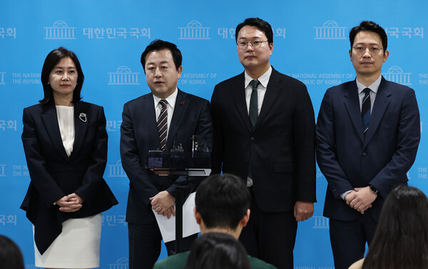 김용남 전 국민의힘 의원이 12일 오전 서울 여의도 국회 소통관에서 탈당 및 개혁신당(가칭) 입당 기자회견을 마치고 취재진의 질문에 답하고 있다. 왼쪽부터 개혁신당, 허은아, 김 전 의원, 천하람, 이기인 공동창당준비위원장. 2024.1.12ⓒ뉴스1