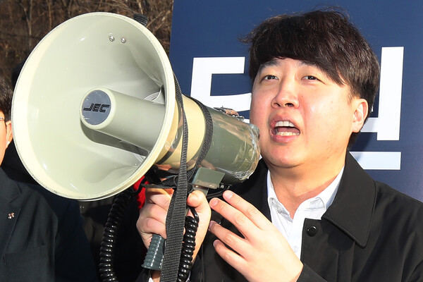 신당(가칭 '개혁신당') 창당을 준비 중인 이준석 국민의힘 전 대표가 6일 오후 대구 수성구 수성못에서 열린 당원모집 행사에 참석해 메가폰을 잡고 인사하고 있다. 2024.1.6ⓒ뉴스1