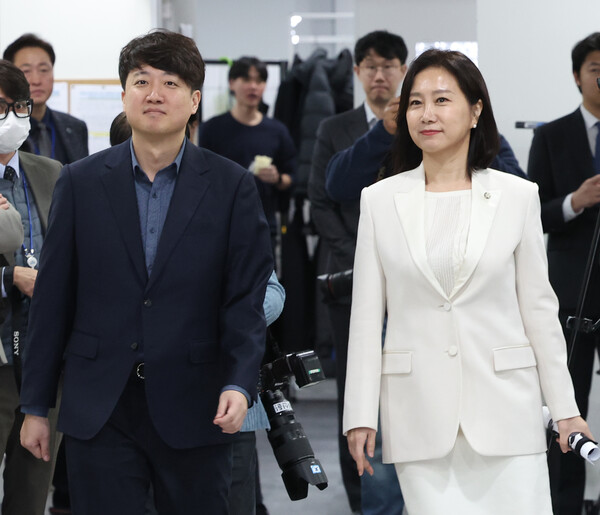 이준석 가칭 '개혁신당' 정강정책위원장과 허은아 국민의힘 의원이 3일 서울 여의도 국회 소통관에서 국민의힘 탈당 기자회견을 위해 입장하고 있다. 2024.1.3ⓒ뉴스1