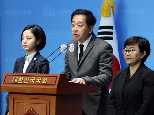류호정 정의당 의원과 금태섭 새로운선택 창당준비위원회 대표가 11일 오전 서울 여의도 국회 소통관에서 인구정책 관련 기자회견을 하고 있다. 이날 류 의원과 금 대표는 기자회견을 통해 "병역 성평등과 관련한 사회적 논의를 시작할 것과 남성 육아휴직 전면화를 제안한다"고 밝혔다. 2023.12.11ⓒ뉴스1