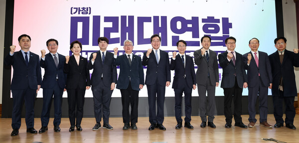 이낙연 전 더불어민주당 대표와 이준석 전 국민의힘 대표, 조응천 의원 등 참석자들이 14일 오전 서울 여의도 국회의원회관에서 열린 미래대연합 창당준비위 출범식 및 창당 발기인대회에서 기념촬영을 하고 있다. 2024.1.14ⓒ뉴스1