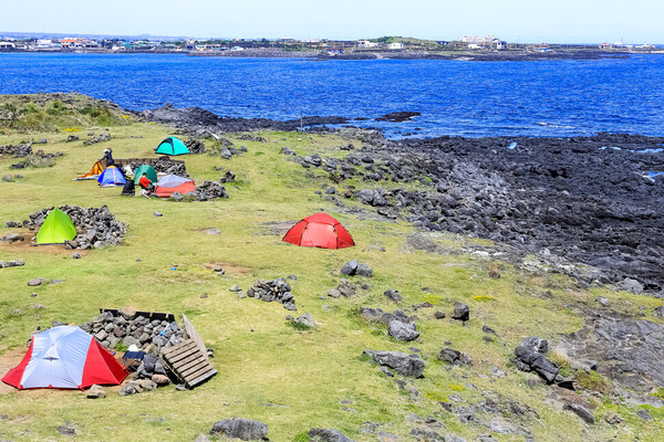 야영객들이 텐트를 친 제주 비양도 해변 모습. ⓒ한겨레/홍유진 여행작가