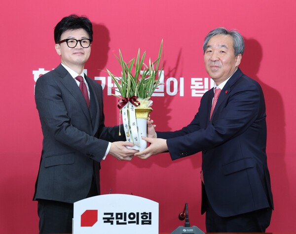 한동훈 국민의힘 비상대책위원장이 29일 서울 여의도 국회에서 한오섭 대통령실 정무수석으로 부터 윤석열 대통령의 취임 축하 난을 전달받고 있다. 2023.12.29ⓒ뉴스1
