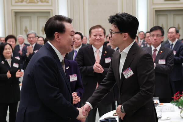 윤석열 대통령이 3일 청와대 영빈관에서 열린 2024년 신년인사회에서 한동훈 국민의힘 비상대책위원장과 악수하고 있다. (대통령실 제공) 2024.1.3/뉴스1
