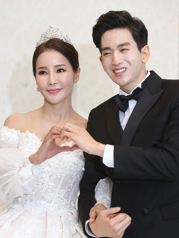 (기사 이해를 돕기 위한 자료사진) 가수 미나와 류필립이 7일 오후 서울 대치동 그랜드힐에서 결혼식을 올리기 전 포즈를 취하고 있다. 2018.7.7. ⓒ뉴스1