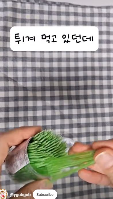 녹말 이쑤시개 튀김 소개하는 유튜버&nbsp;ⓒ유튜브채널 '빵터진 엄마'(@ygubgub),&nbsp;