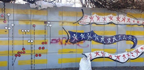 서울 송파구 올림픽공원에서 발견된 빨간 스프레이 낙서. ⓒ한국체육진흥공단 제공