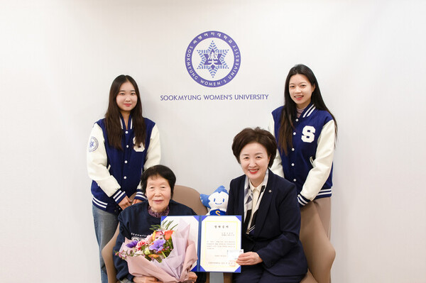 김정자 할머니(왼쪽 아래)가 지난 22일 장윤금 숙명여대 총장으로부터 장학 증서를 건네받고 있다. ⓒ숙명여대 제공