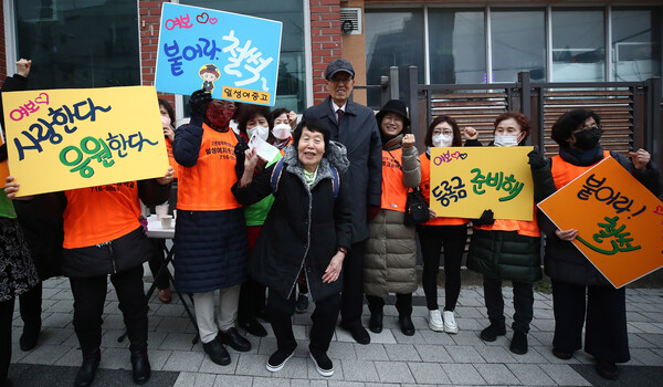 2024학년도 대학수학능력시험일인 11월 16일 오전 서울교육청 제12시험지구 제17시험장인 마포구 서울여자고등학교 앞에서 최고령 수험 응시생 김정자 할머니가 일성여자중고등학교 학우들의 응원을 받고 있다.&nbsp;ⓒ뉴스1&nbsp;