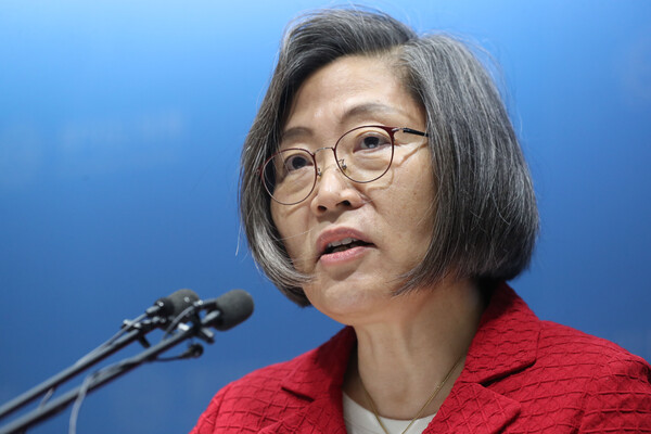 국민의힘 예비후보인 이수정 경기대 교수가 19일 오후 경기 수원시 영통구 경기도의회 브리핑룸에서 기자회견을 열고 제22대 총선 수원시(정) 출마를 선언하고 있다. 2023.12.19/뉴스1