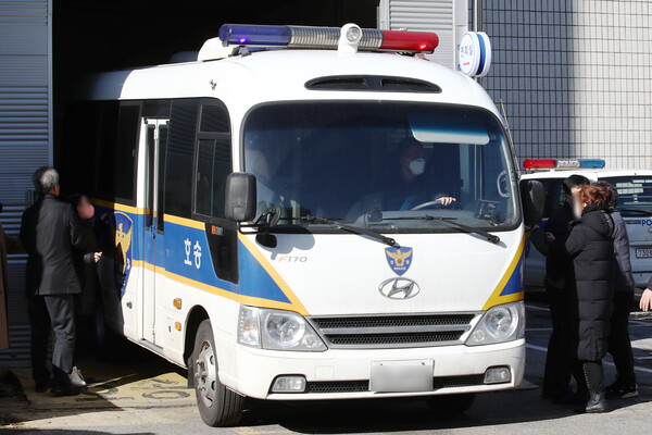 이영복이 12일 오후 경기 고양시 일산동부경찰서에서 검찰로 송치되는 모습. 이영복이 탑승한 호송차량을 향해 유가족들이 항의하고 있다.&nbsp;ⓒ뉴스1&nbsp;