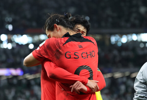 대한민국 조규성이 30일(현지시간) 카타르 알라이얀 에듀케이션 시티 스타디움에서 열린 2023 아시아축구연맹(AFC) 카타르 아시안컵 16강전 대한민국과 사우디아라비아의 경기에서 동점골을 넣은 후 손흥민과 포옹하고 있다. 2024.1.31/뉴스1