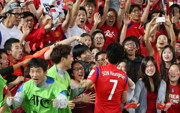 축구대표팀 손흥민이 31일 오후(현지시각) 호주 시드니 스타디움 오스트레일리아에서 열린 2015 아시아축구연맹(AFC) 호주 아시안컵 결승전 한국과 호주의 경기에서 0-1로 뒤진 후반 추가시간 극적인 동점골을 터트린 뒤 관중석의 팬들에게 달려가 환호하고 있다. 2015.1.31©뉴스1