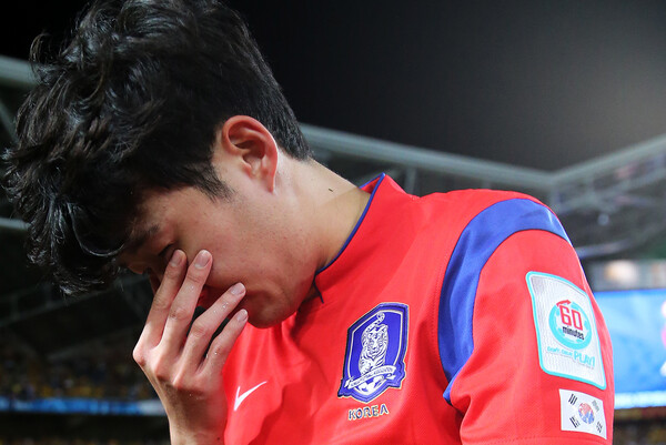 축구대표팀 손흥민이 31일 오후(현지시각) 호주 시드니 스타디움 오스트레일리아에서 열린 2015 아시아축구연맹(AFC) 호주 아시안컵 결승전 한국과 호주의 경기에서 연장 접전 끝에 아쉽게 패한 뒤 눈물을 흘리며 퇴장하고 있다. 2015.1.31©뉴스1