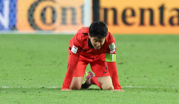 대한민국 선수들이 2일(현지시간) 카타르 알와크라 알자누브 스타디움에서 열린 2023 아시아축구연맹(AFC) 카타르 아시안컵 8강전 호주와 대한민국의 경기에서 연장 접전 끝에 2대1로 승리를 거둬 4강 진출을 확정지었다. 그라운드에 무릎 꿇으며 체력의 한계를 느끼고 있는 손흥민. 2024.2.3. ⓒ뉴스1