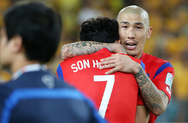 호주 아시안컵을 끝으로 대표팀 은퇴를 선언한 차두리가 31일 오후(현지시각) 호주 시드니 스타디움 오스트레일리아에서 열린 2015 아시아축구연맹(AFC) 호주 아시안컵 결승전 한국과 호주의 경기에서 연장 접전 끝에 아쉬운 패배를 기록한 뒤 후배 손흥민을 위로하고 있다. 슈틸리케 감독이 이끄는 축구대표팀은 이날 8만 관중을 등에 업은 개최국 호주에 1-2로 석패하며 55년 만의 아시안컵 우승 문턱에서 분루를 삼켰다. 2015.1.31. ⓒ뉴스1