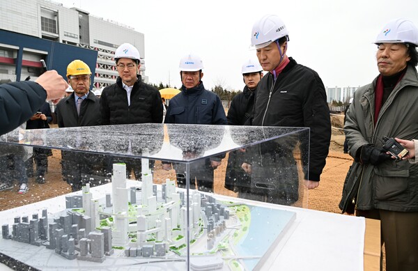 오세훈 서울시장이 5일 서울 용산정비창 부지를 찾아 용산국제업무지구 개발 관련 설명을 듣고 있다. (서울시 제공) 2024.2.5. ⓒ뉴스1