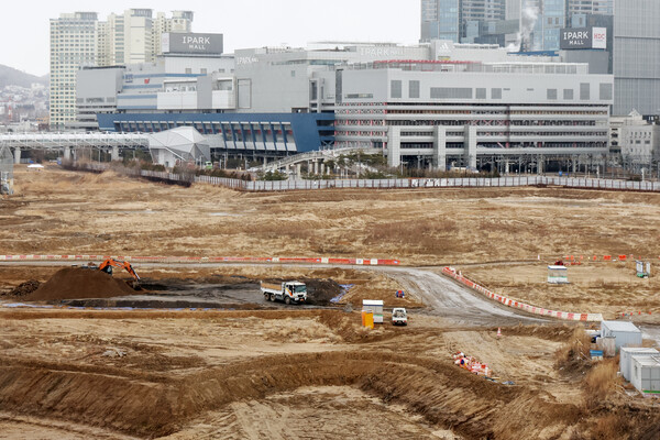 서울 도심(사대문·여의도·강남) 삼각편대 정중앙에 위치한 용산국제업무지구에 100층 높이의 랜드마크가 들어선다. 서울시가 5일 '용산국제업무지구 개발계획'을 발표했다. 용산국제업무지구는 오세훈 시장의 역점 사업인 '도시공간 대개조'의 핵심 프로젝트다. 사진은 용산국제업무지구가 들어서게 될 서울 용산역 철도정비창 일대의 이날 모습. 2024.2.5. ⓒ뉴스1