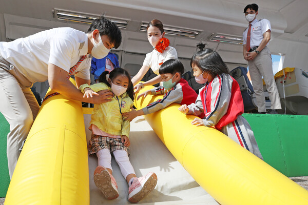 (기사 이해를 돕기 위한 자료사진) 23일 서울 영등포구 여의도공원에서 열린 서울 안전 한마당을 찾은 어린이들이 항공기 사고시 대처법을 배우고 있다. 2022.9.23. ⓒ뉴스1