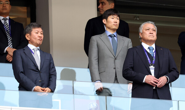 정몽규 대한축구협회장과 전 축구 국가대표 박지성이 3일(현지시간) 카타르 알라이얀 에듀케이션 시티 스타디움에서 열린 2023 아시아축구연맹(AFC) 카타르 아시안컵 8강전 이란과 일본의 경기를 찾아 관전하고 있다. 2024.2.3ⓒ뉴스1