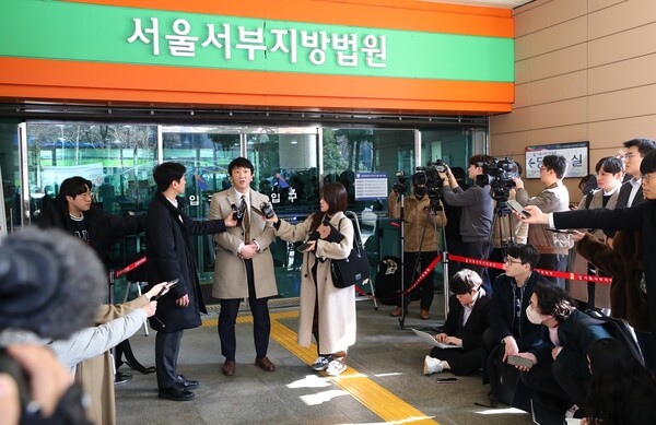 박수홍의 법률 대리를 맡은 노종언 변호사가 14일 오후 서울 마포구 서울서부지방법원에서 박씨의 친형 부부에 대해 출연료 등을 빼돌린 혐의로 열린 1심 선고 공판을 마친 뒤 인터뷰를 하고 있다.&nbsp;ⓒ뉴스1