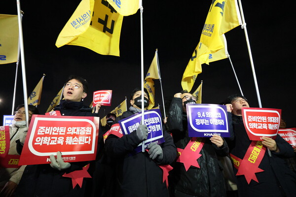 서울시의사회 회원들이 15일 오후 서울 용산구 전쟁기념관 앞에서 열린 의대 정원 증원 저지를 위한 궐기대회에서 구호를 외치고 있다.&nbsp;ⓒ뉴스1