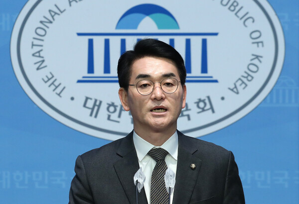 박용진 더불어민주당 의원이 20일 오전 서울 여의도 국회 소통관에서 긴급 기자회견을 갖고 발언하고 있다. 이날 박 의원은 현역 의원 하위 10%에 속했다는 통보를 받았다면서 “오늘의 이 과하지욕을 견디고 반드시 살아남겠다”고 밝혔다. 2024.2.20ⓒ뉴스1