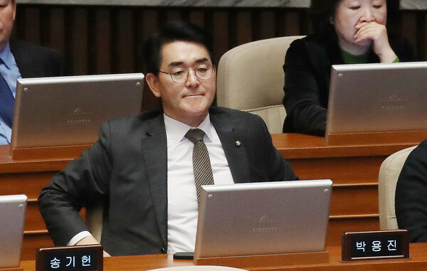 박용진 더불어민주당 의원이 20일 오전 서울 여의도 국회에서 열린 제413회 국회(임시회) 제2차 본회의에서 생각에 잠겨 있다. 2024.2.20ⓒ뉴스1