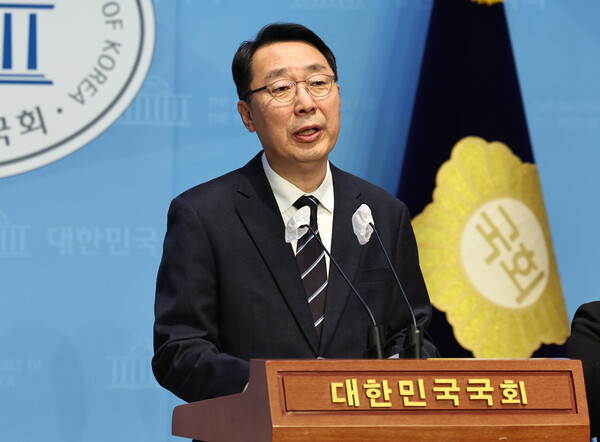 윤영찬 더불어민주당 의원이 20일 오후 서울 여의도 국회 소통관에서 공천 하위 10% 통보 관련 입장을 밝힌 뒤 회견장을 나서고 있다. 2024.2.20ⓒ뉴스1