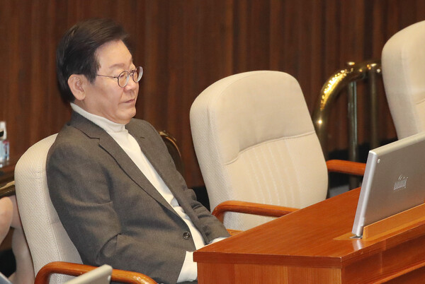 이재명 더불어민주당 대표가 20일 오전 서울 여의도 국회에서 열린 제413회 국회(임시회) 제2차 본회의에서 생각에 잠겨 있다. 2024.2.200ⓒSBS&nbsp;뉴스1