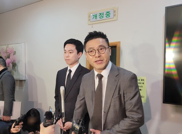 이재명 더불어민주당 대표를 흉기로 찔러 기소된 김모 씨의 변호를 맡은 법무법인PK 변준석 변호사가 법정 앞에서 인터뷰를 하고 있다.&nbsp;ⓒ뉴스1&nbsp;