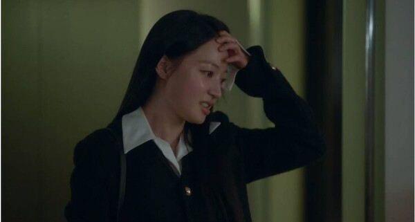 극 중 정수민이 남편의 불륜 현장을 목격한 장면에서 송하윤의 연기가 화제를 모으고 있다. ⓒ티브이엔 제공