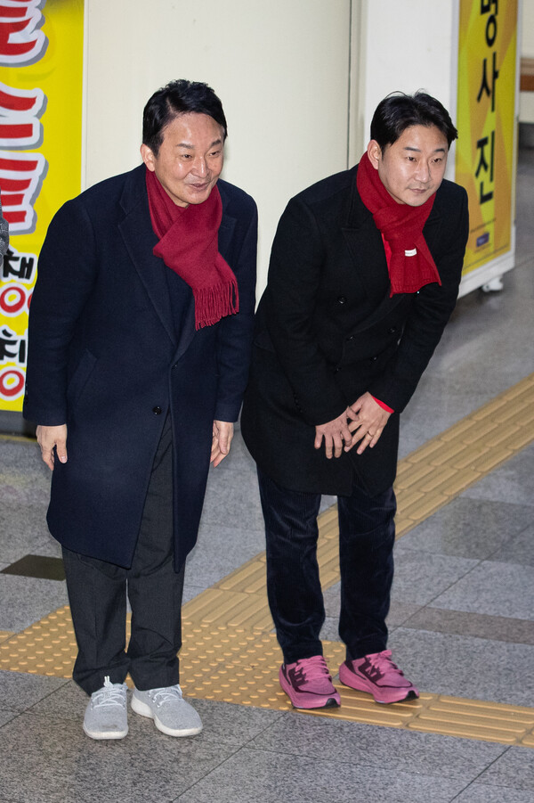 제22대 국회의원 선거 인천 계양(을) 지역에 출마한 원희룡 전 국토교통부 장관과 전 축구 국가대표 이천수가 22일 인천 계산역 내에서 출근길 시민들에게 인사하고 있다. 이천수는 이재명 더불어민주당 대표 지역구인 인천 계양을에 출마한 원희룡 국민의힘 후보의 후원회장을 맡아 총선까지 선거운동을 함께 한다. 2024.2.22©뉴스1