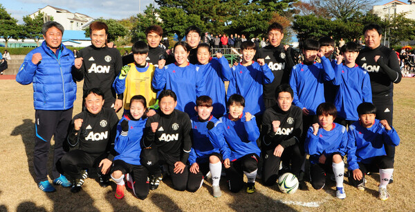 2002 한일월드컵 4강 신화를 이뤄낸 주역들로 구성된 '팀2002(회장 김병지)'선수들이 6일 제주시 아라동 제주여자고등학교에서 제주여고 축구 선수들과 기념사진을 촬영하고 있다. 이날 행사는 ‘FIFA U-20 월드컵코리아 2017’ 개최 홍보와 함께 제주도 유소년축구발전 기금을 전달하기 위해 마련됐다. 행사에는 김병지, 이운재, 김태영, 송종국, 최진철, 이천수 등이 참석했다.2016.12.6©뉴스1