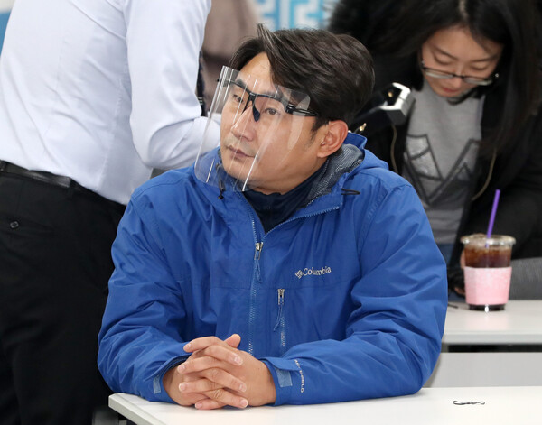 이천수 전 축구대표팀 선수가 30일 오후 서울 여의도 더불어민주당사에서 열린 더불어시민당 선거대책위원회 출범식에 참석해 자리하고 있다. 2020.3.30©뉴스1