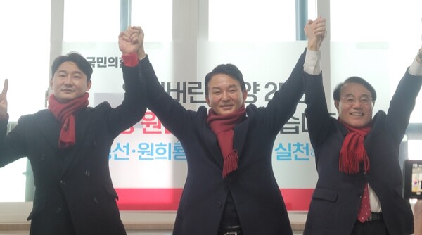 윤형선 전 계양을 당협위원장(사진 오른쪽)은 15일 오전 계양구 계산동의 원희룡 전 국토교통부장관 선거사무소에서 '윤형선·원희룡, 계양원팀 출발 기자회견'을 열고 22대 총선 승리를 위해 원 전 장관의 지지를 선언했다. 사진은 원 전 장관의 후원회장인 이천수 전 축구 국가대표(사진 왼쪽)와 함께 포즈를 취하고 있는 모습.2024.02.22