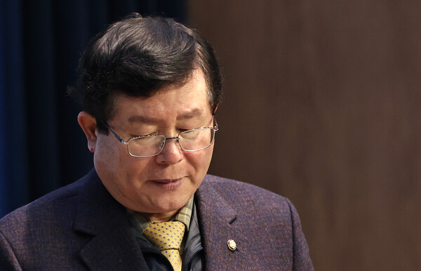 설훈 더불어민주당 의원이 28일 오전 서울 여의도 국회 소통관에서 탈당 기자회견을 마친 뒤 회견장을 나서고 있다. 2024.2.28&nbsp;ⓒ뉴스1