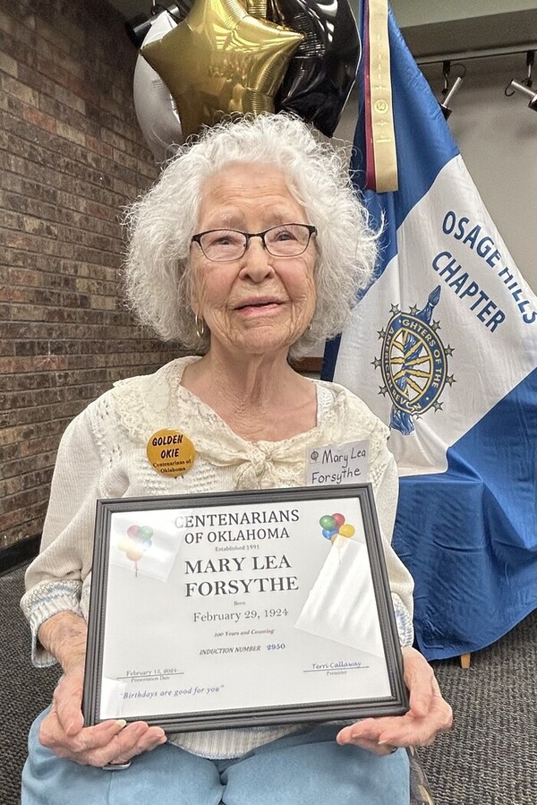 미국 오클라호마주에 사는 100살 여성 메리 리 포사이스는 29일(현지시각) 25번째 생일을 맞이한다. 포사이스가 지난 16일 오클라호마 100살 노인회 명예의 전당에 이름을 올리며 받은 표창장을 들어 보이고 있다. ⓒ오클라호마 100살 노인회 페이스북 갈무리