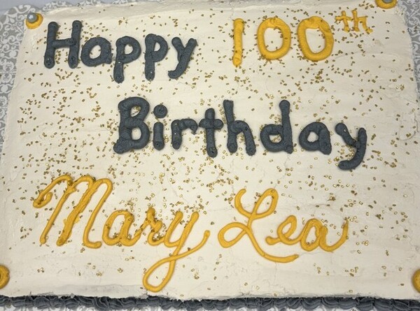 29일(현지시각) 100살을 맞는 메리 리 포사이스의 생일 케이크. ⓒ오클라호마 100살 노인회 페이스북 갈무리