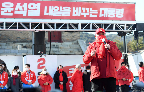 방송인 김흥국이 24일 오후 경기 수원시 팔달문 앞에서 열린 윤석열 국민의힘 대선후보 '국민과 원팀' 경기도 수원 집중 유세에서 지지연설을 하고 있다. 2022.2.24©뉴스1