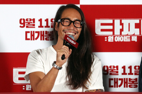 배우 류승범이 28일 오후 서울 광진구 롯데시네마 건대입구에서 열린 영화 '타짜:원 아이드 잭' 시사회에서 소감을 밝히고 있다. 2019.8.28. ⓒ뉴스1