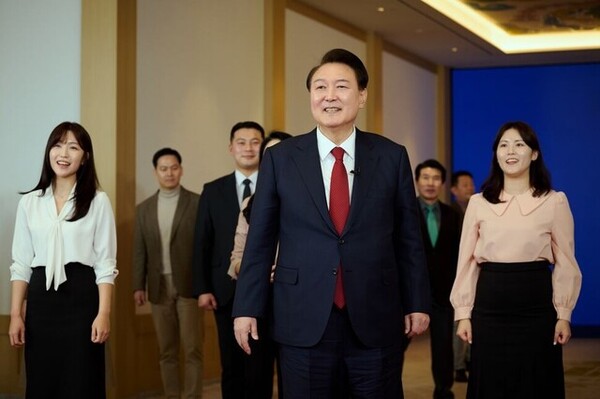 윤석열 대통령이 2월4일 서울 용산 대통령실 1층 정현관에서 대국민 설 인사 메시지로 대통령실 합창단 ‘따뜻한 손’과 함께 가수 변진섭의 노래 ‘우리의 사랑이 필요한 거죠’를 합창하고 있다. ⓒ대통령실 제공