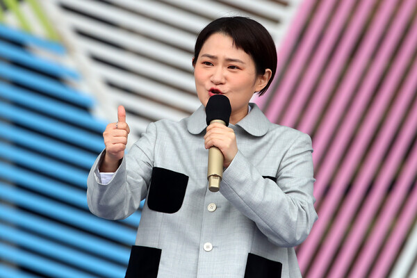 방송인 김신영이 3일 오후 대구 달서구 두류공원 코오롱야외음악당에서 열린 '전국노래자랑' 대구광역시 달서구 편 녹화에서 MC를 맡아 첫 진행을 선보이고 있다. 2022.9.3. ⓒ뉴스1